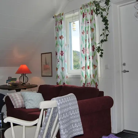 Cozy Penthouse Apartment Tustna Apartament